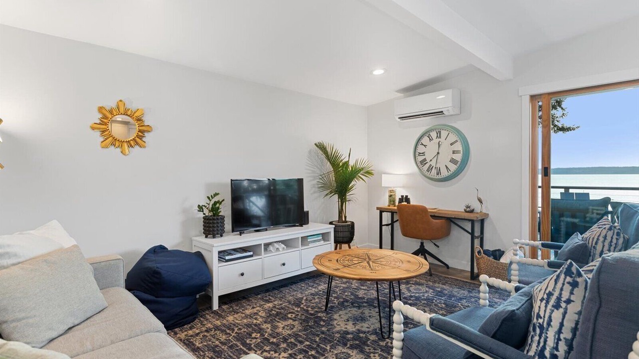 Photo of Livingroom in Warm Beach