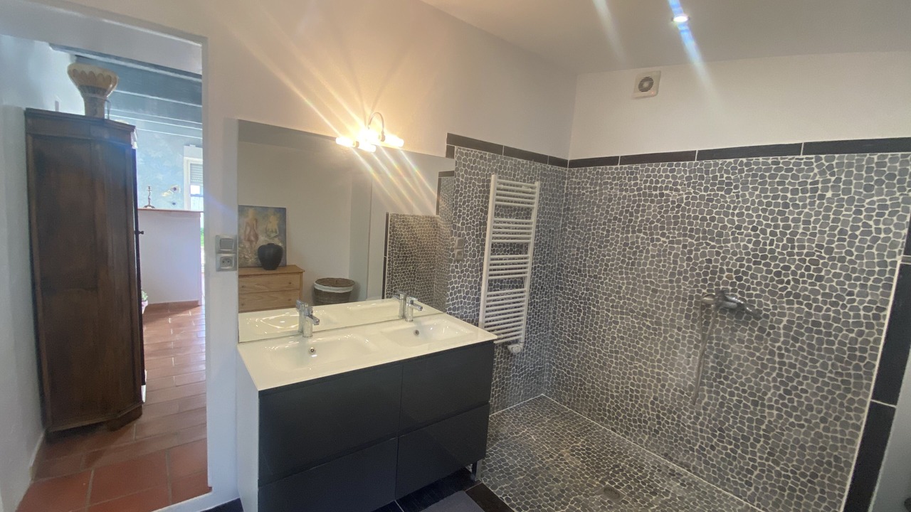 Photo of Bathroom in Collias