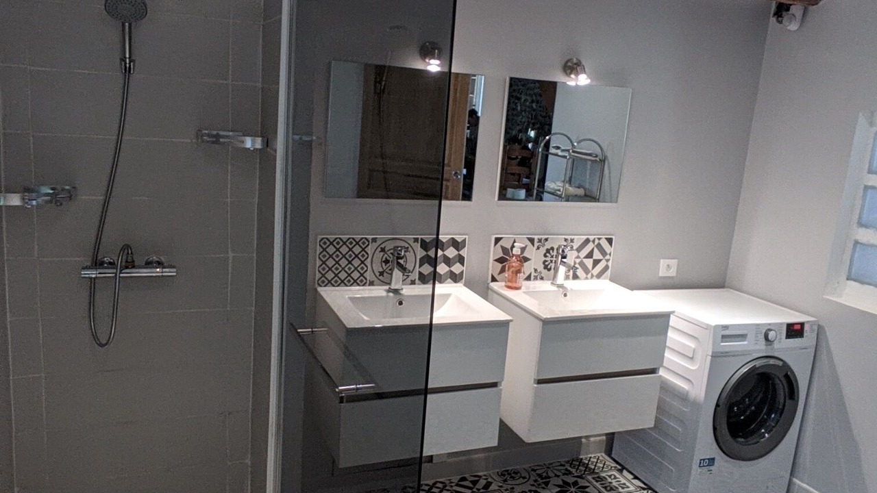 Photo of Bathroom in Campan