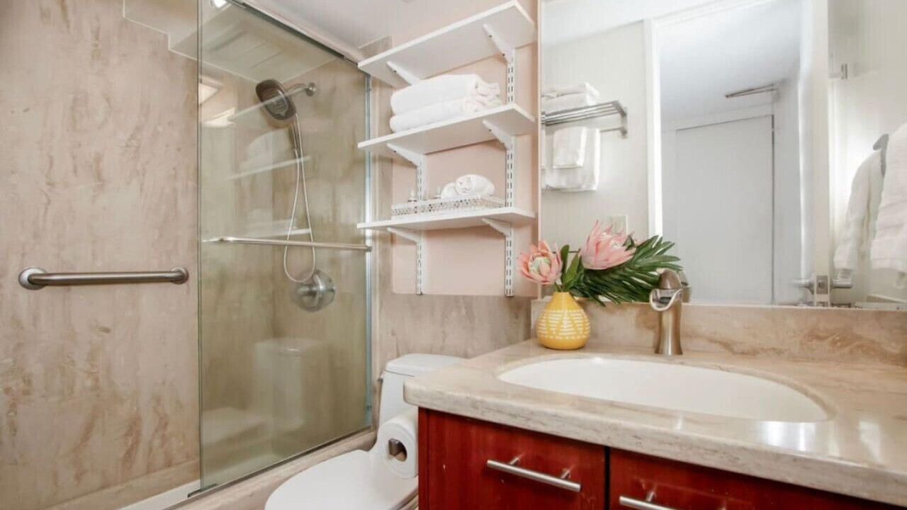 Photo of Bathroom in Diamond Head - Kapahulu - St. Louis