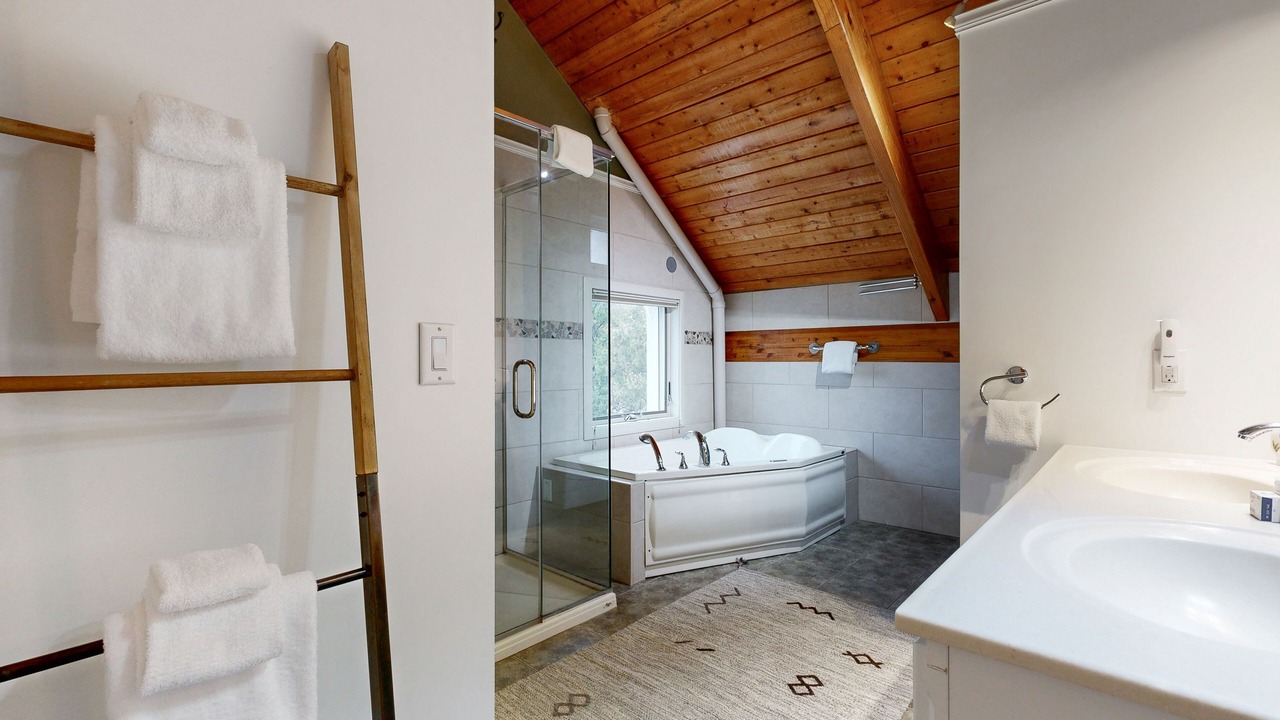 Photo of Bathroom in Warren