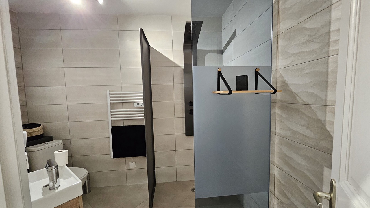 Photo of Bathroom in Saint-Martin-de-Valgalgues