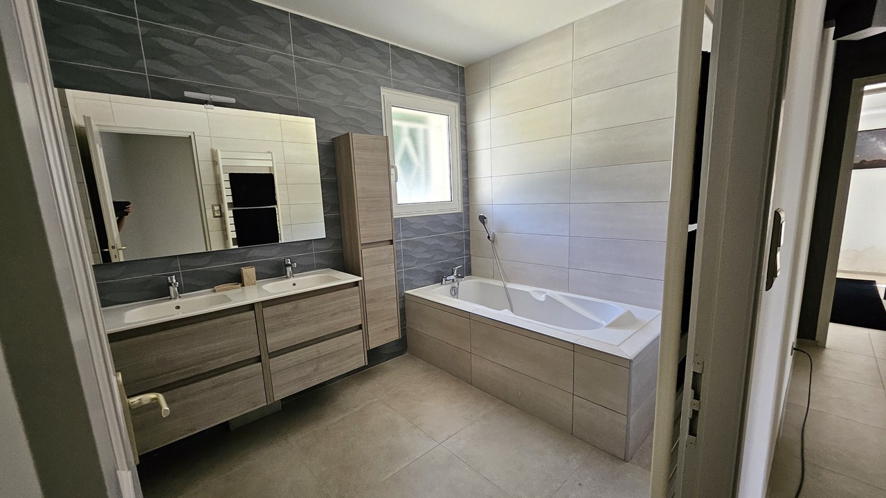 Photo of Bathroom in Saint-Martin-de-Valgalgues