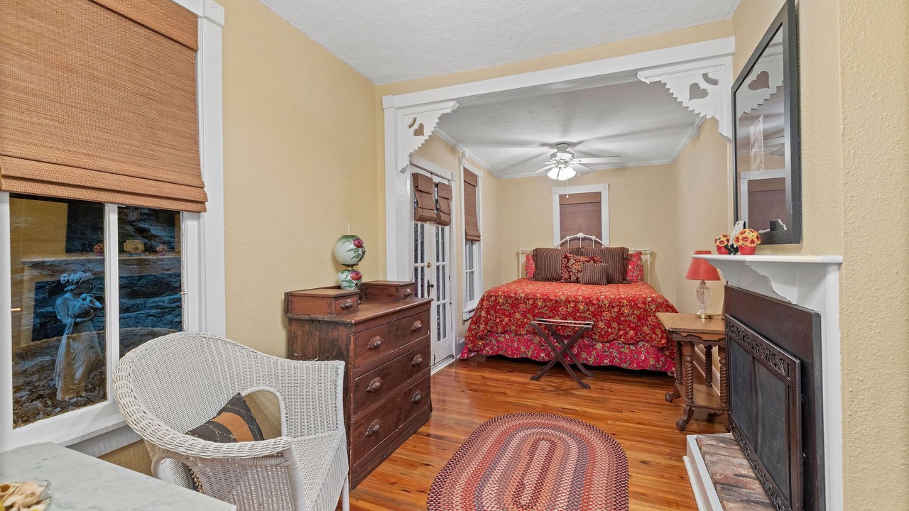 Photo of Bedroom in Eureka Springs Historic District