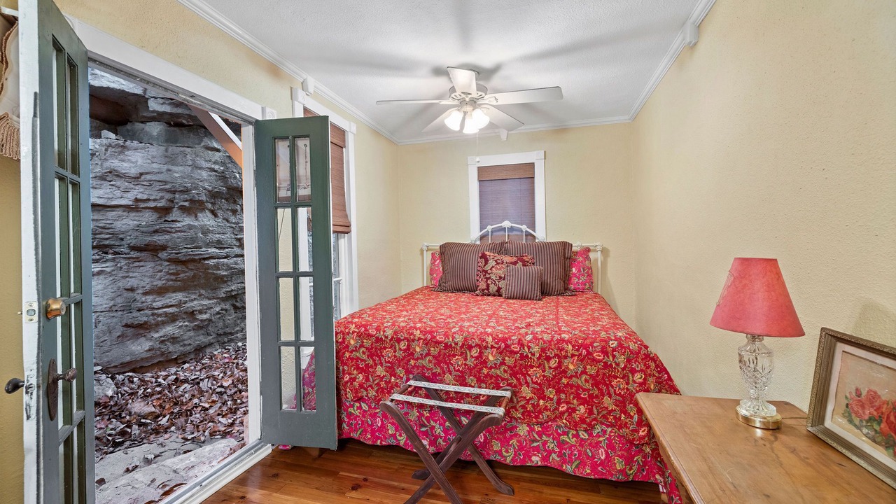 Photo of Bedroom in Eureka Springs Historic District