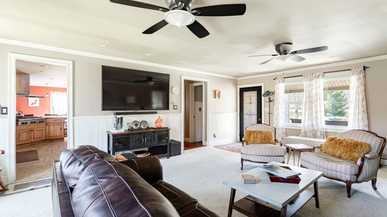 Photo of Livingroom in Campbell Hall