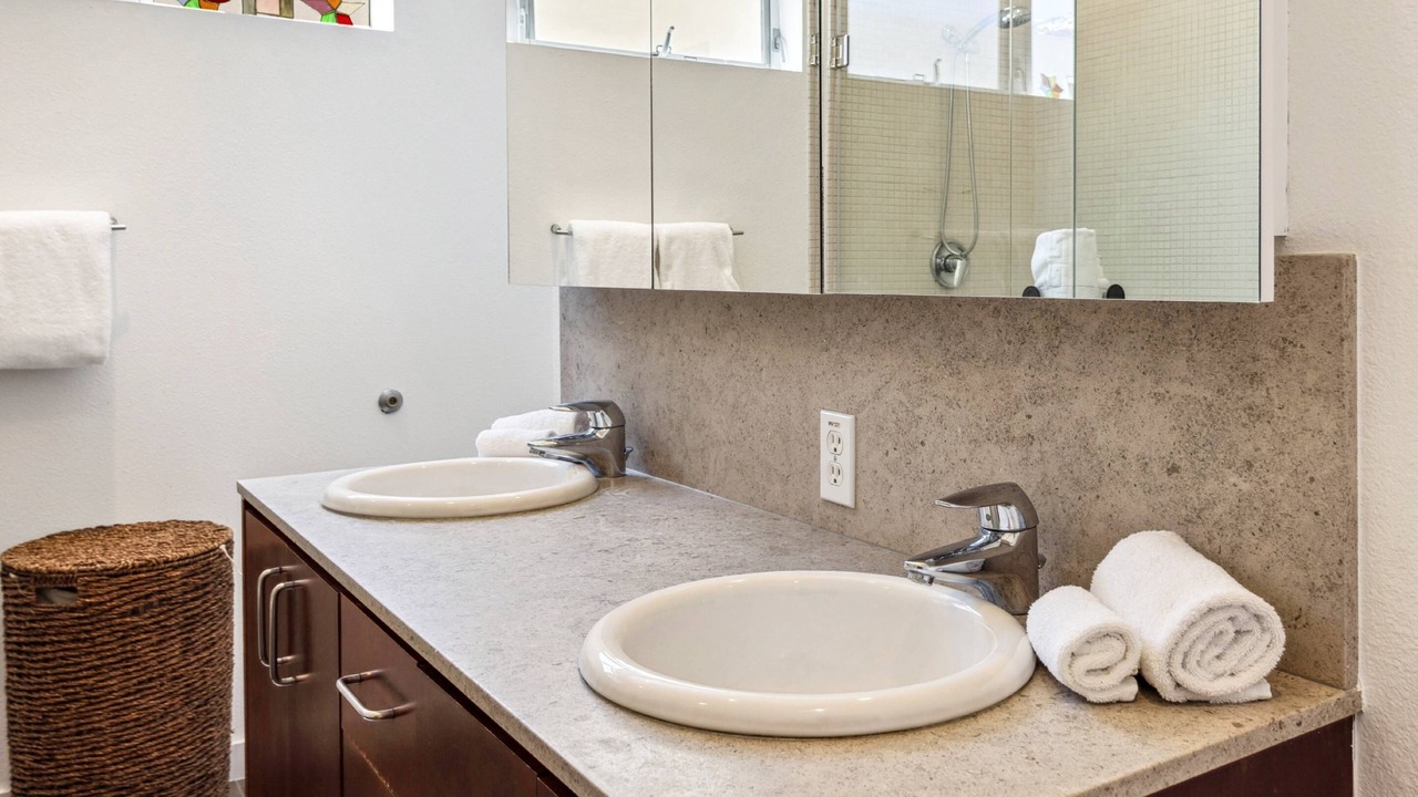 Photo of Bathroom in Canyon Corridor