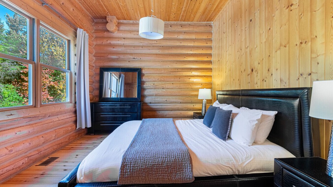 Photo of Bedroom in Fiddler Lake Resort