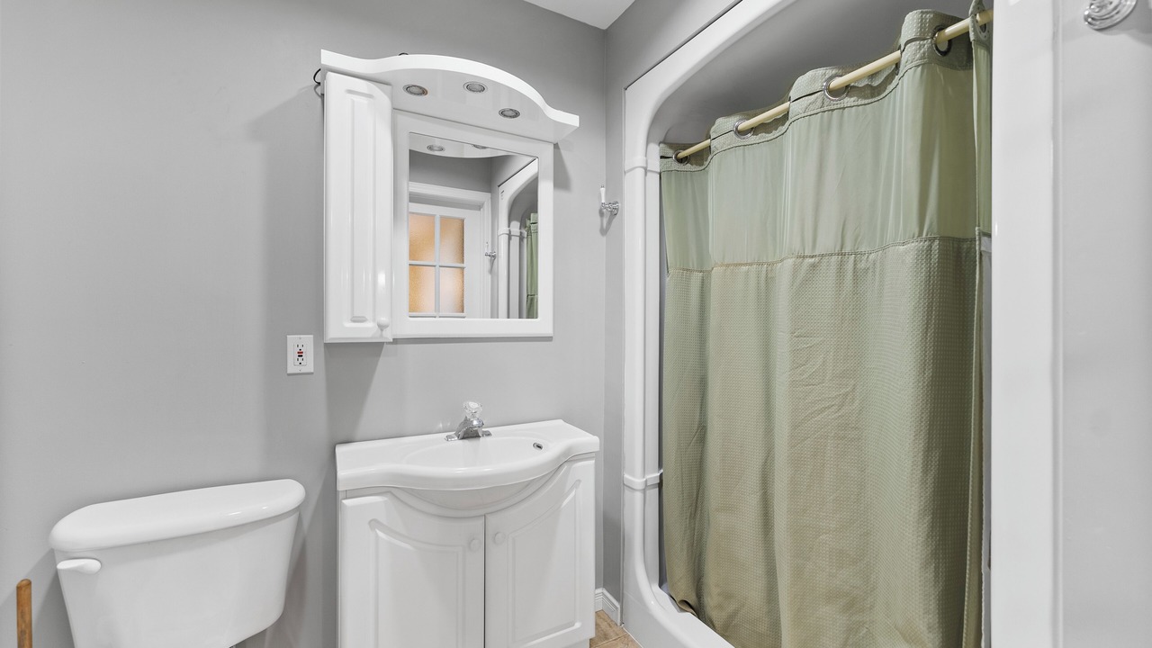 Photo of Bathroom in L'Isle-aux-Allumettes