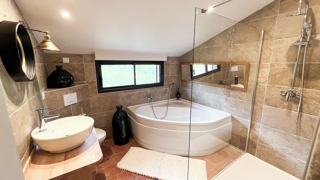 Photo of Bathroom in Saint-Etienne-la-Thillaye