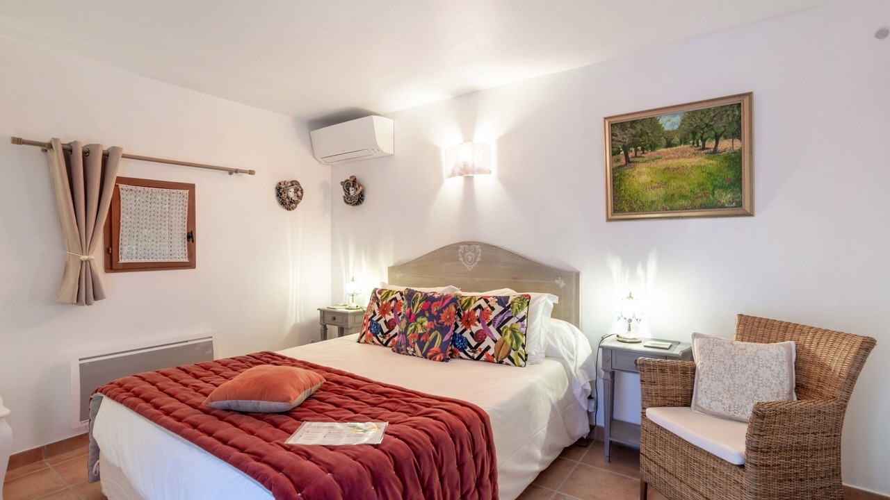 Photo of Bedroom in Sainte-Colombe-de-la-Commanderie