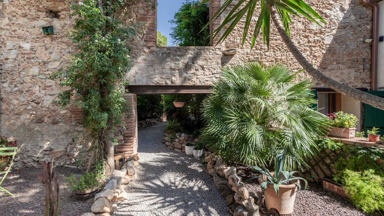 Photo of Outdoor in Sainte-Colombe-de-la-Commanderie