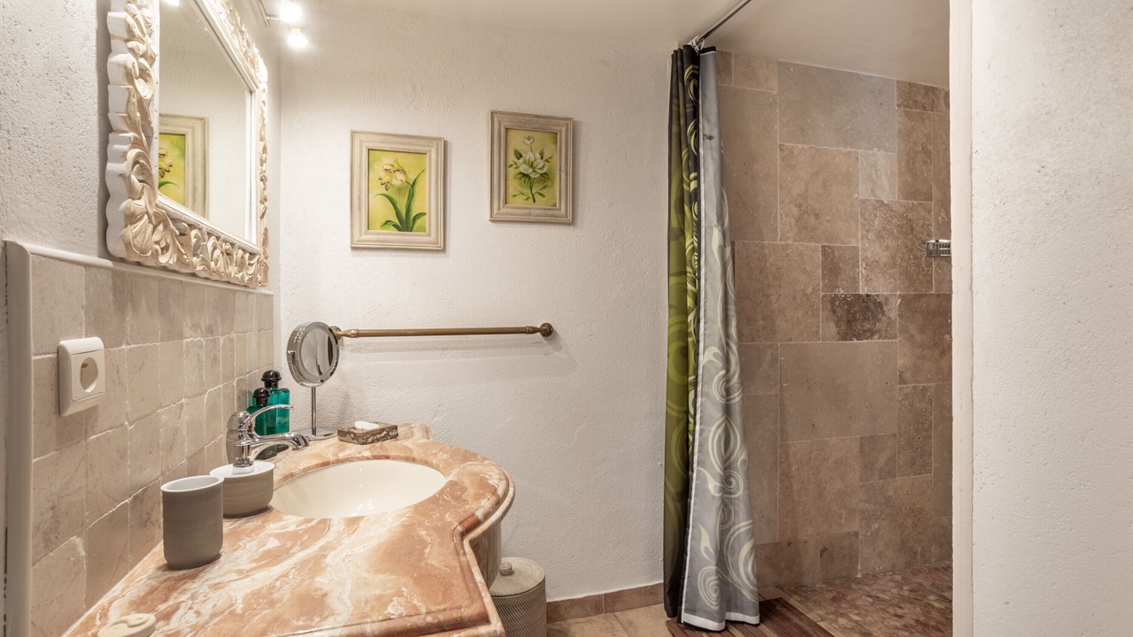 Photo of Bathroom in Sainte-Colombe-de-la-Commanderie