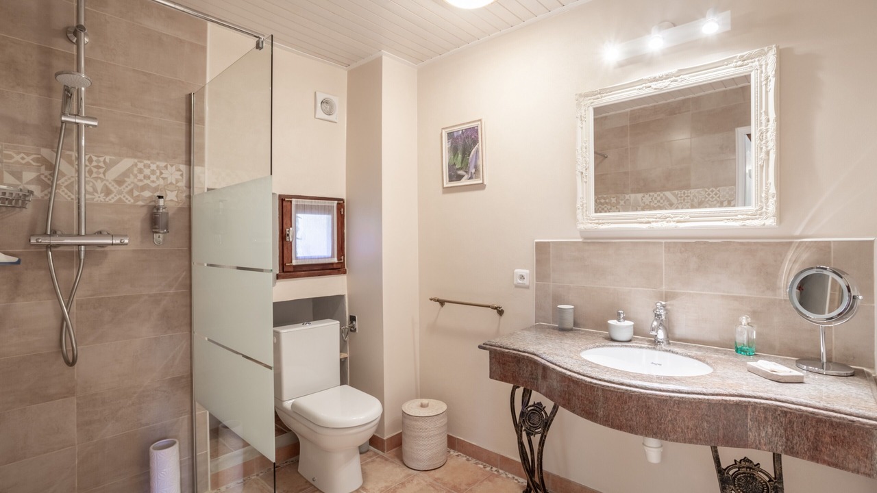 Photo of Bathroom in Sainte-Colombe-de-la-Commanderie