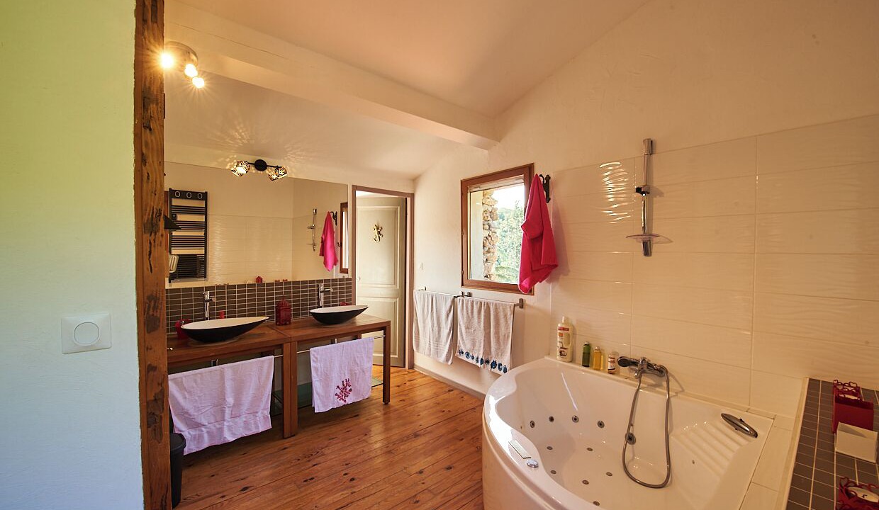 Photo of Bathroom in Caixas