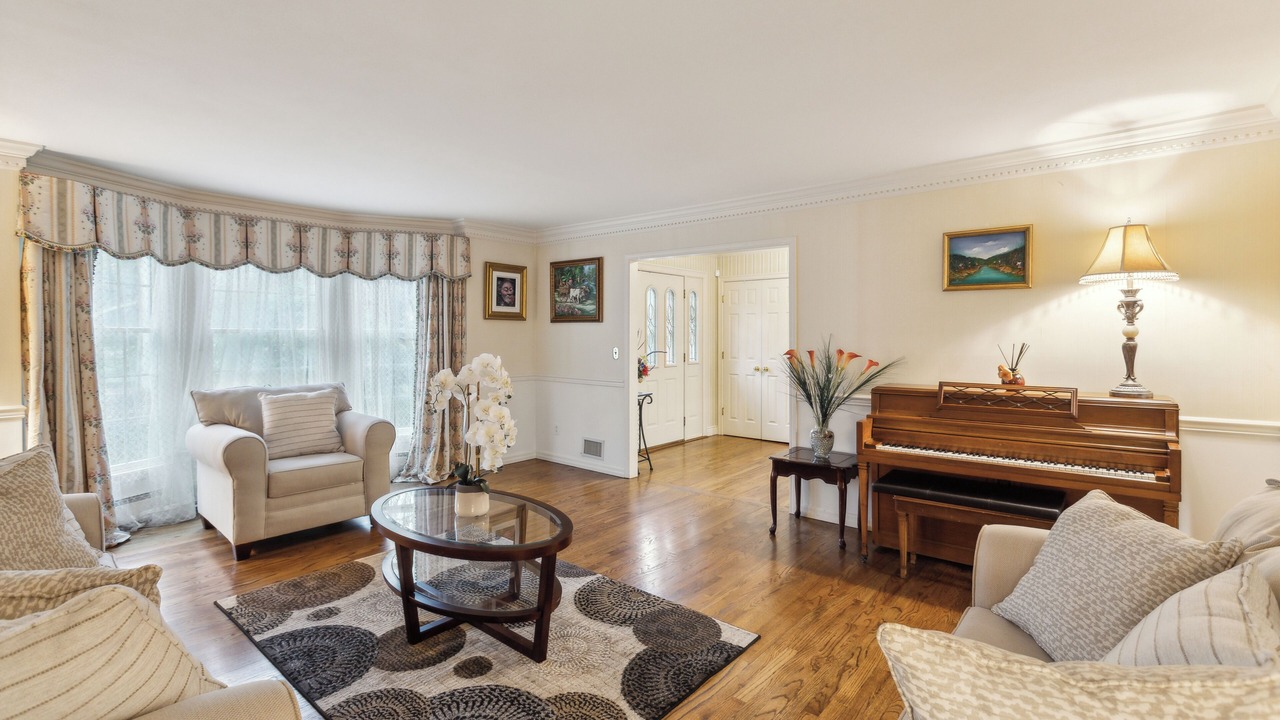 Photo of Livingroom in Huntington