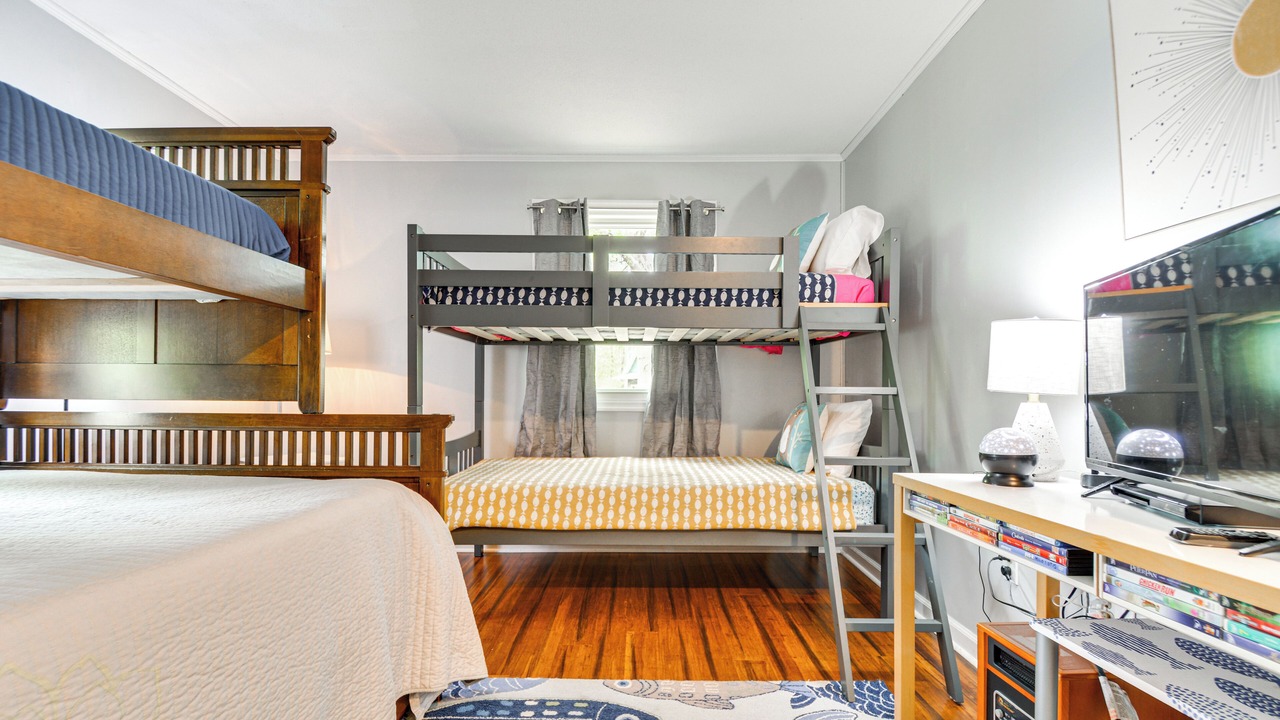 Photo of Bedroom in Leasburg