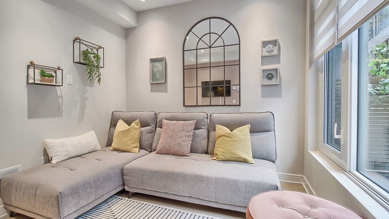 Photo of Livingroom in Bloor-Yorkville