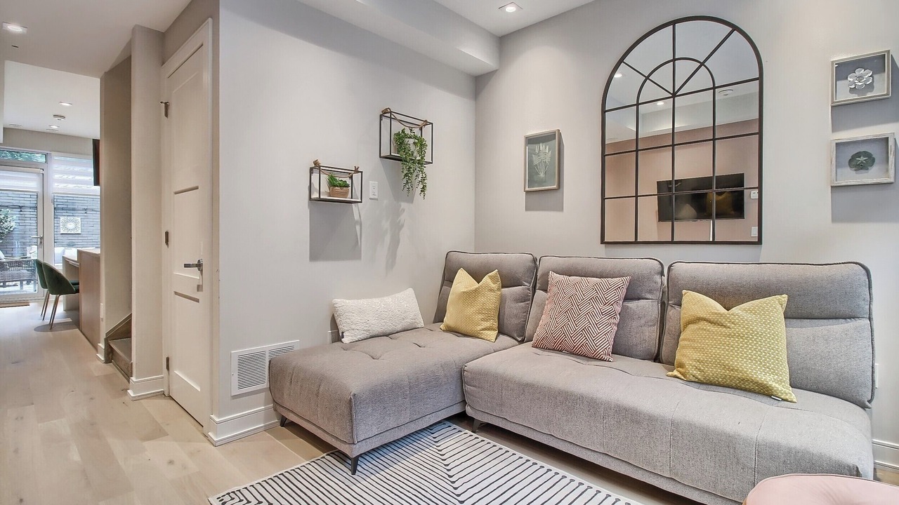 Photo of Livingroom in Bloor-Yorkville