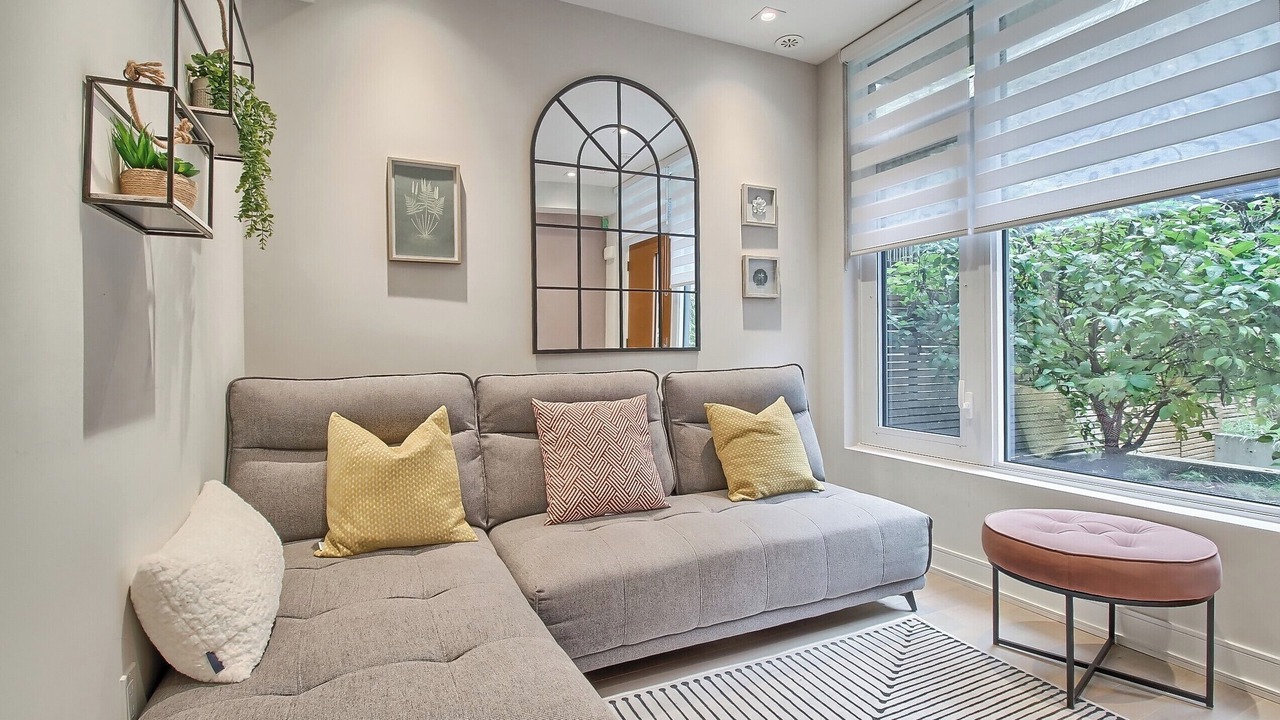 Photo of Livingroom in Bloor-Yorkville