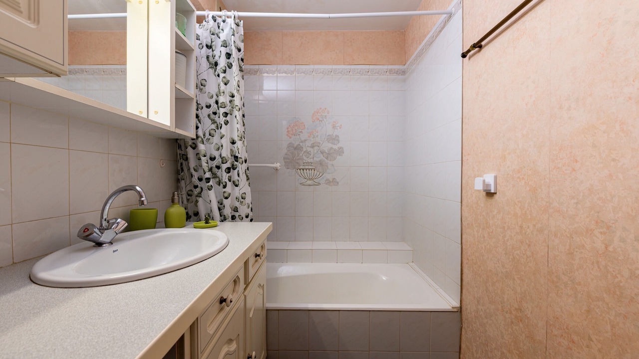 Photo of Bathroom in Thones
