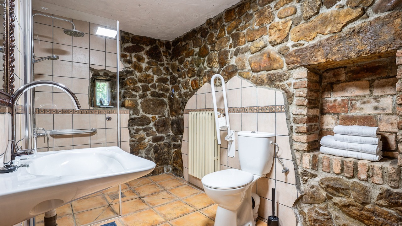 Photo of Bathroom in Cardes