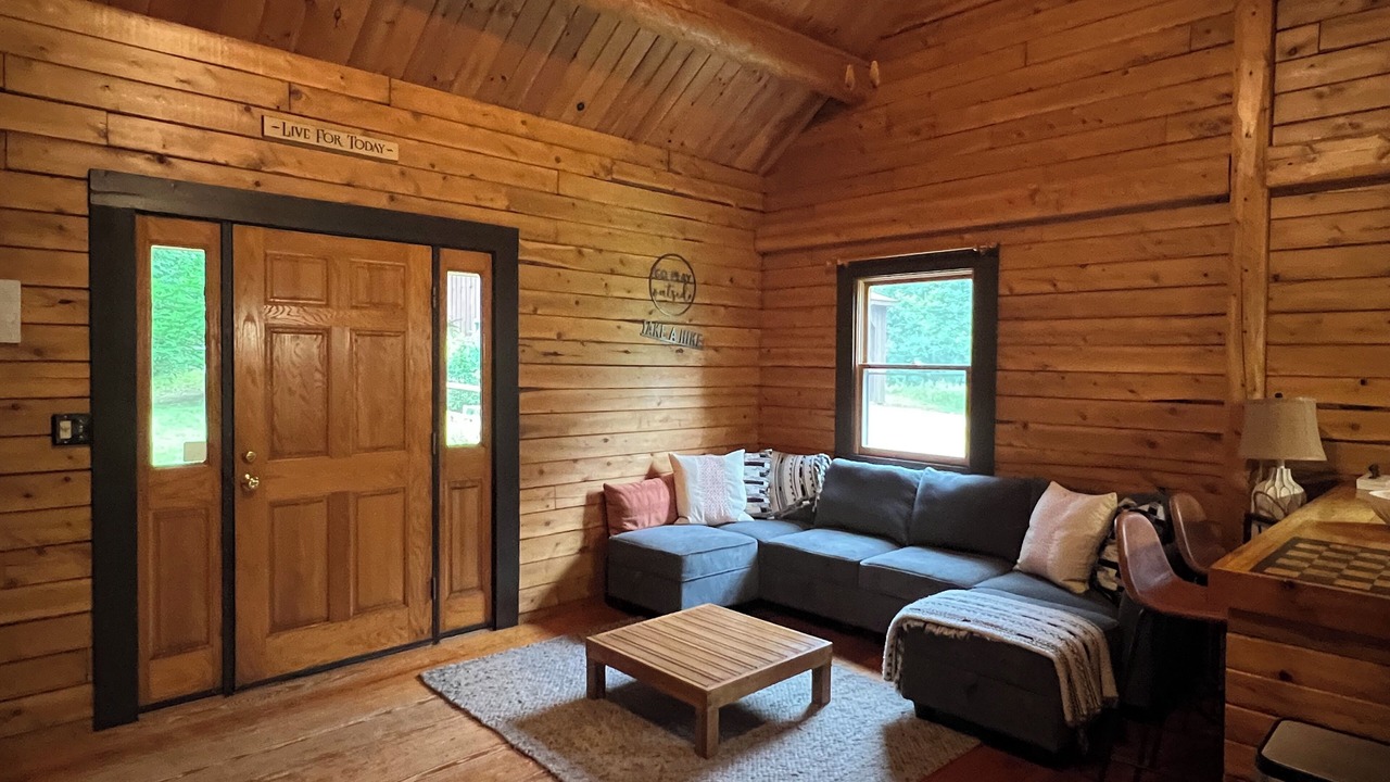 Photo of Livingroom in Huey