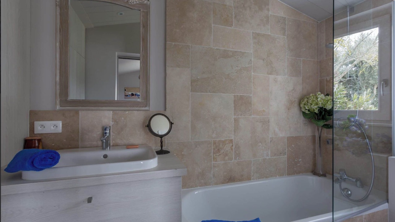 Photo of Bathroom in La Couarde-sur-Mer