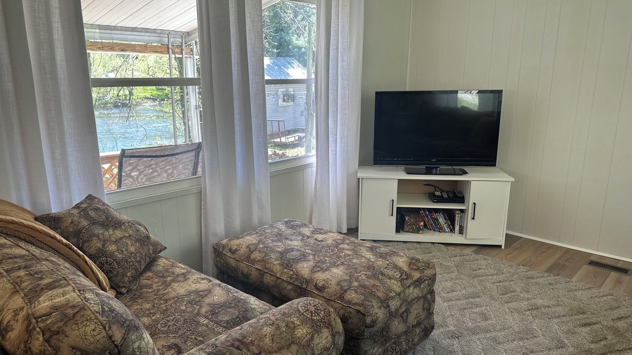Photo of Livingroom in Pence Springs