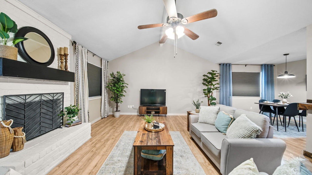 Photo of Livingroom in Spring