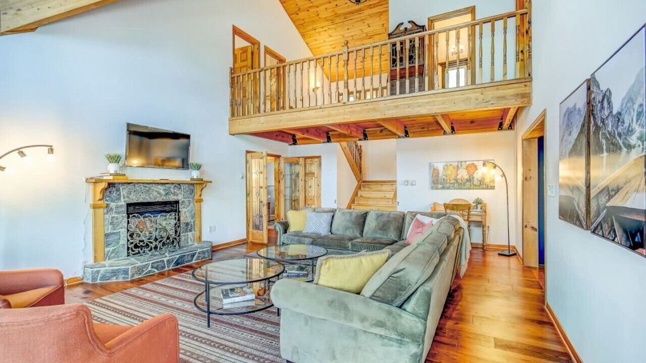 Photo of Livingroom in Algonquin Highlands