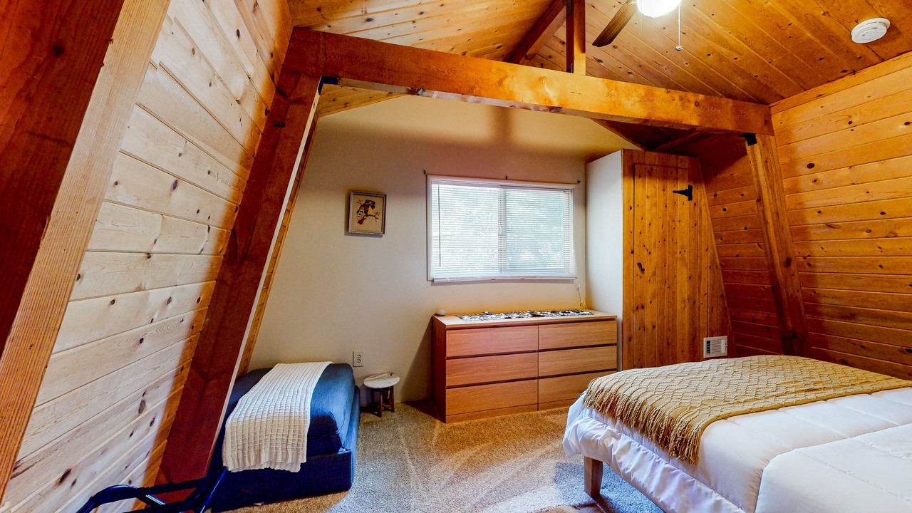 Photo of Bedroom in Crestline