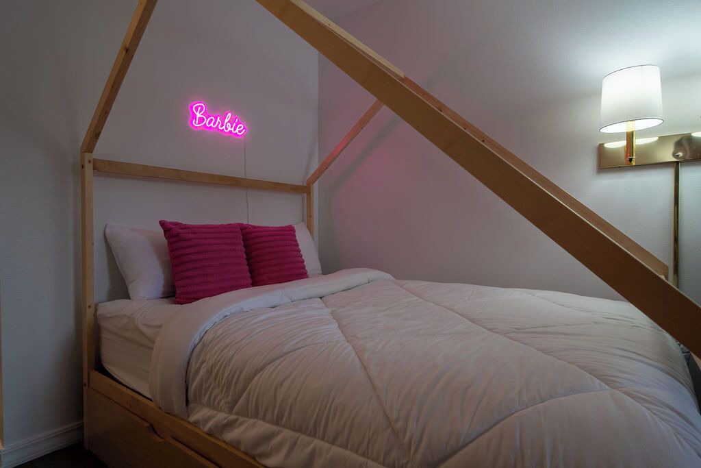 Photo of Bedroom in Eureka Springs Historic District