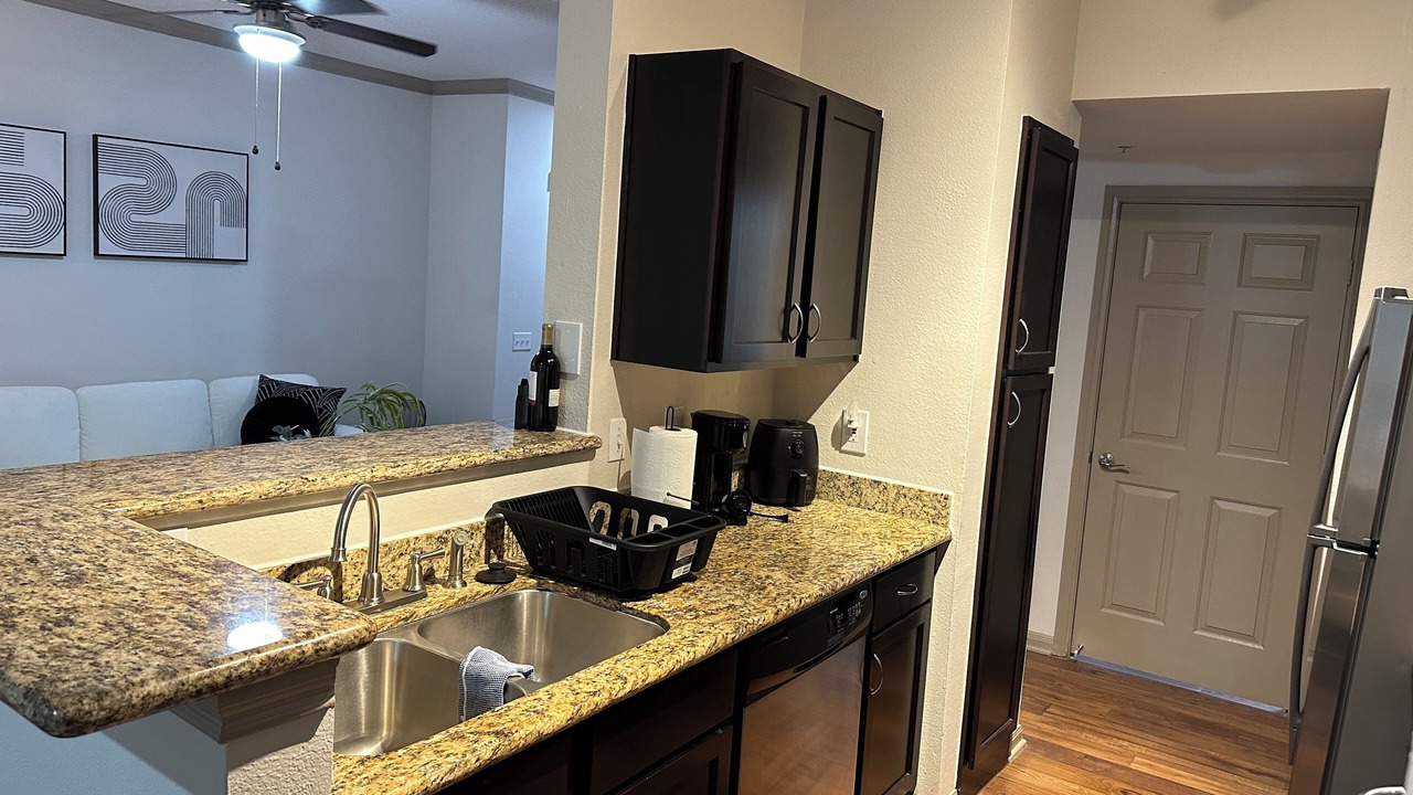 Photo of Kitchen in Greenway Plaza-Upper Kirby