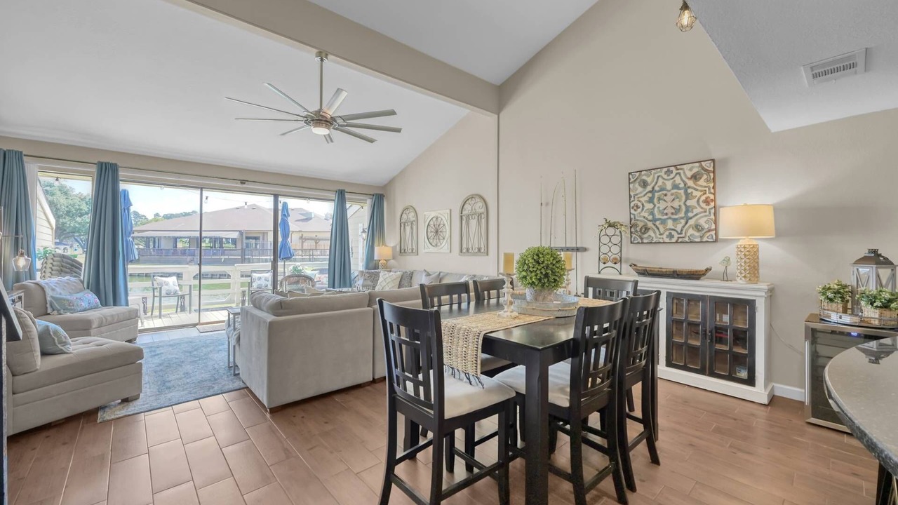 Photo of Livingroom in April Sound