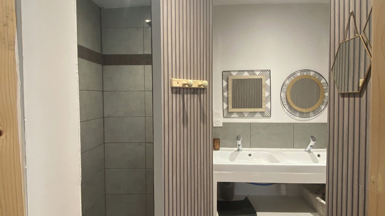 Photo of Bathroom in Treveneuc