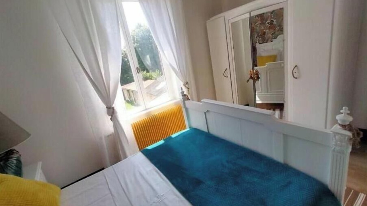 Photo of Bedroom in Lens