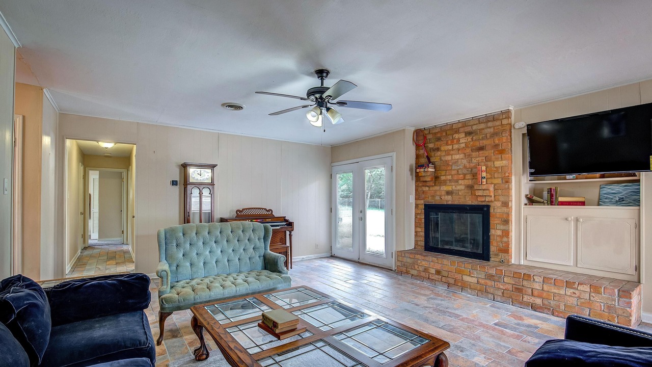 Photo of Livingroom in Commerce