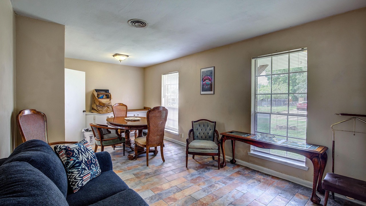 Photo of Livingroom in Commerce
