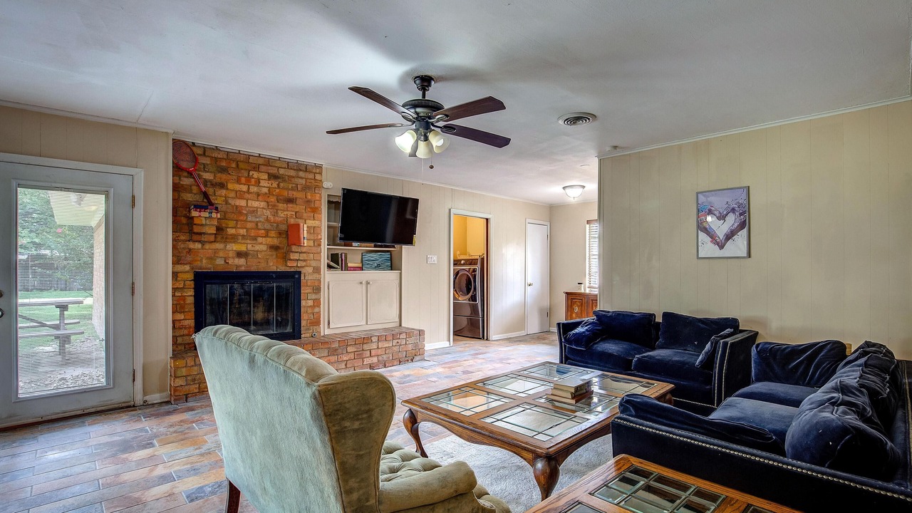 Photo of Livingroom in Commerce