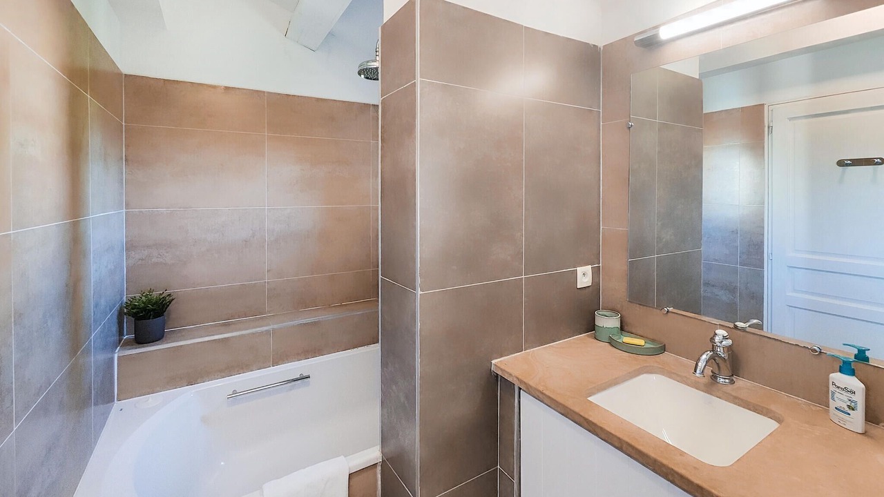 Photo of Bathroom in Saint-Laurent-de-la-Cabrerisse