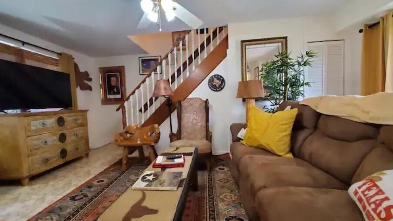 Photo of Livingroom in Channelview