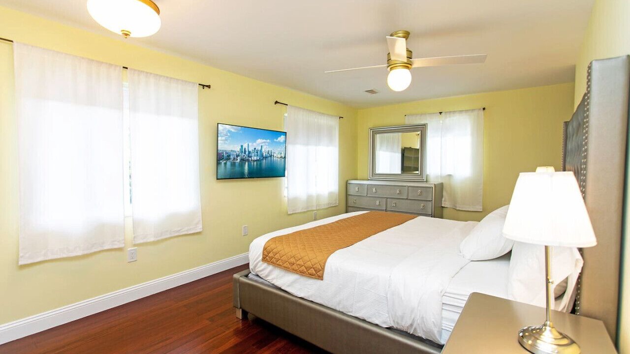 Photo of Bedroom in Downtown Hollywood