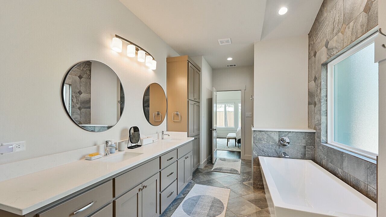 Photo of Bathroom in North Oakwood