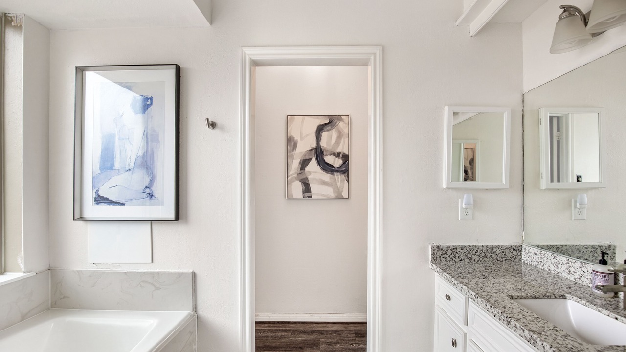 Photo of Bathroom in FM 1960