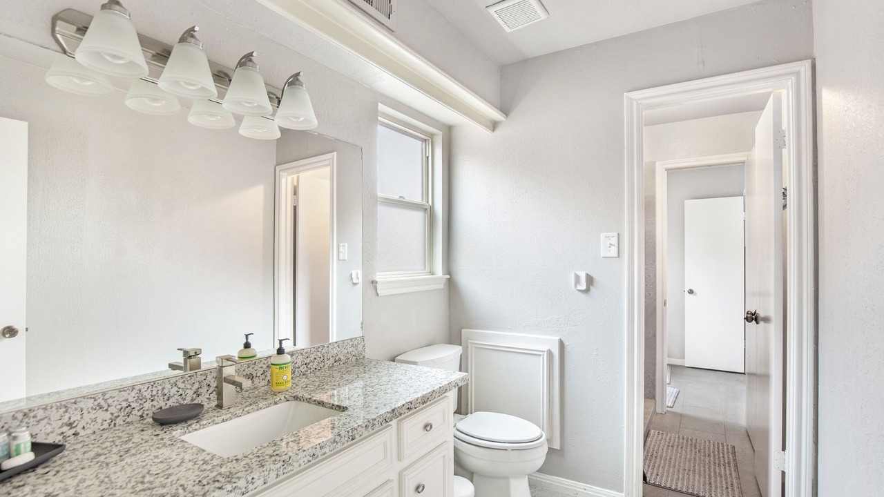 Photo of Bathroom in FM 1960