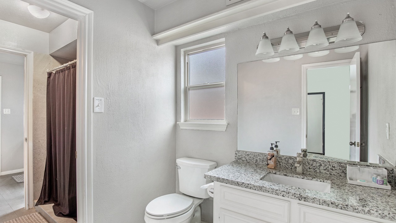 Photo of Bathroom in FM 1960