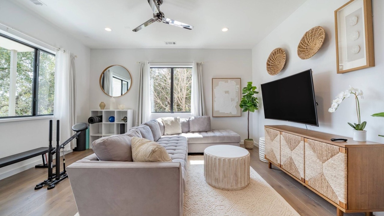 Photo of Livingroom in McNeil
