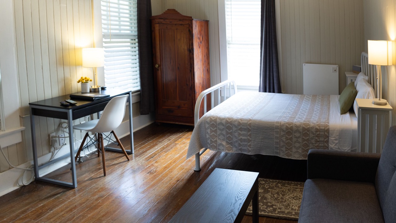 Photo of Bedroom in Oaks Historic District