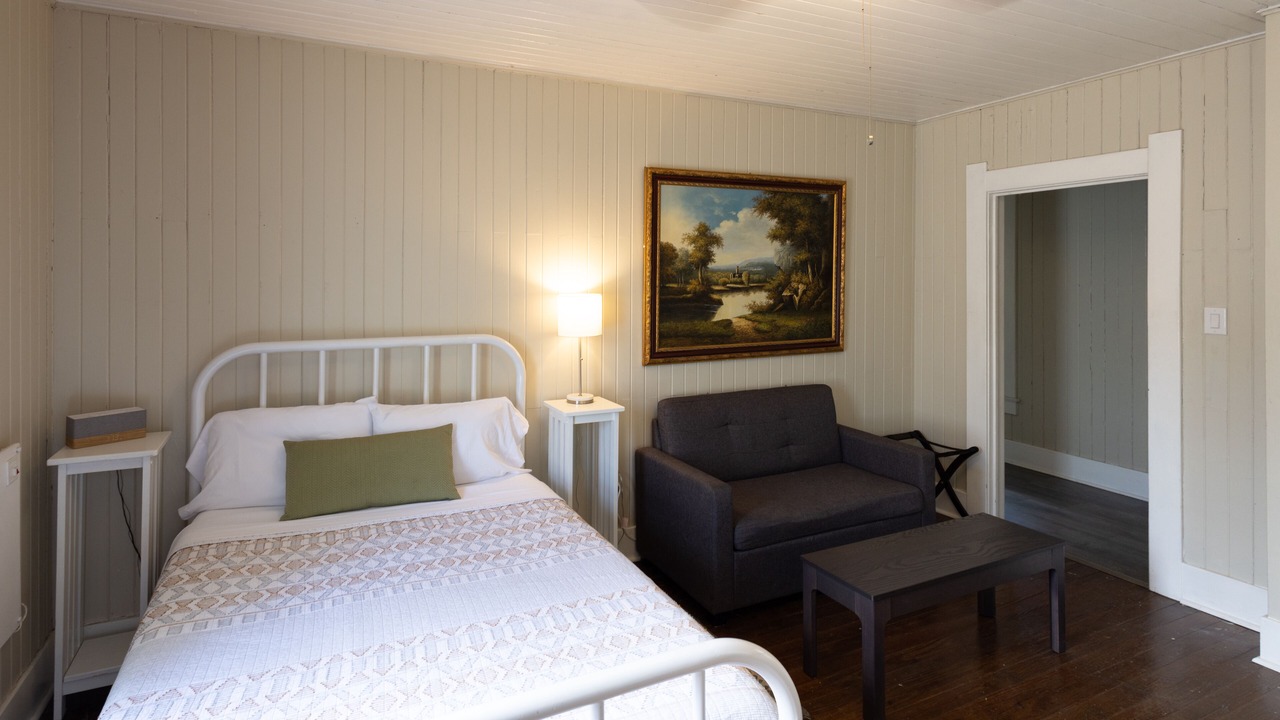 Photo of Bedroom in Oaks Historic District